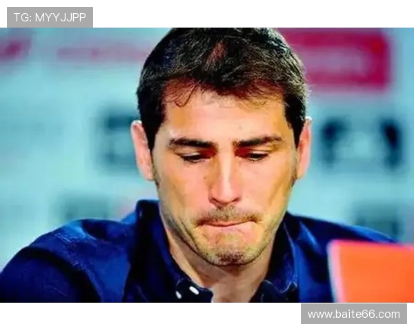 新发型亮相球场外门德斯光头示人展现自信状态良好备战赛季前景可期